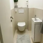 Stilvolles Mit Zwei Baedern Terrasse Und Parkplatz Nahe Rhein Und Zentrum