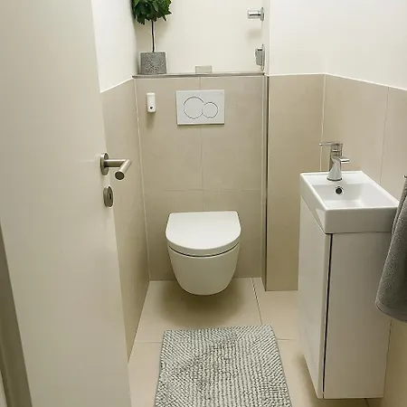 Stilvolles Mit Zwei Baedern Terrasse Und Parkplatz Nahe Rhein Und Zentrum